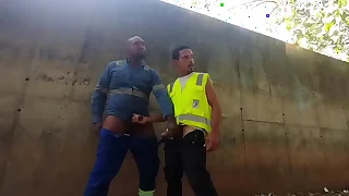Trabalhadores transando escondido atrás da obra no horário de trabalho