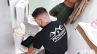 O encanador me comeu gostoso e ainda deu o rabo dele pra mim!